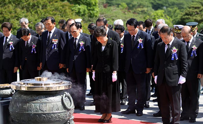 President Park Geun-hye (center), alongside cabinet members, pays her respects at the Seoul National Cemetery on June 6. (photo: Jeon Han)