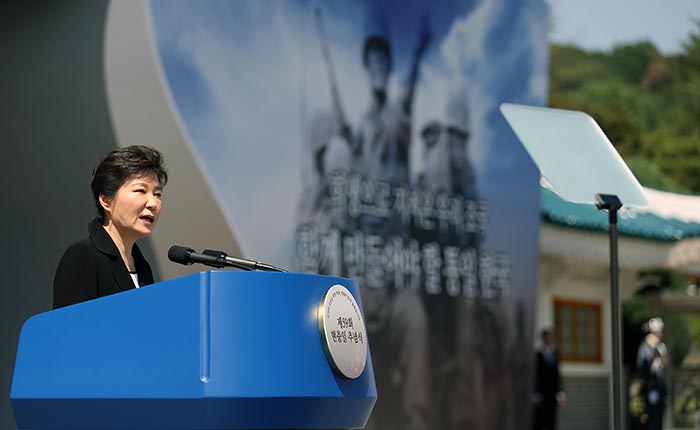 President Park Geun-hye urges the nation to build a new Republic of Korea and to come together as one, with a single focused mind and a united will, during the 59th Memorial Day ceremony at the Seoul National Cemetery on June 6. (photo: Jeon Han)