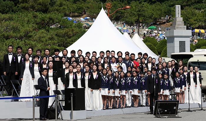 Choir members mark National Memorial Day at the Seoul National Cemetery on June 6 with a special song. (photo: Jeon Han)