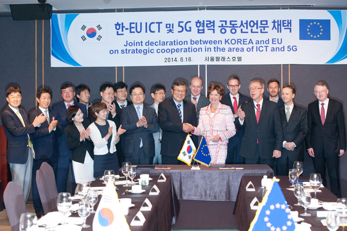  Minister of Science, ICT and Future Planning Choi Mun-kee (left) shake hands with the vice president for the European Commission responsible for its digital agenda, Neelie Kroes, after signing a joint declaration in Seoul on June 16. (photos courtesy of the Ministry of Science, ICT and Future Planning) 