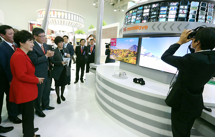 President Park Geun-hye looks at a demonstration of SK Telecom's 5G technology at the World IT Show after the opening ceremony of the ITU Plenipotentiary Conference on October 20.