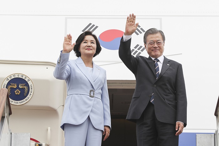 President Moon Jae-in and first lady Kim Jung-sook on June 9 prepare to depart for Finland as part of his tour of three Northern European states. From June 27-29, he will attend the G-20 summit in Osaka, Japan. (Cheong Wa Dae)