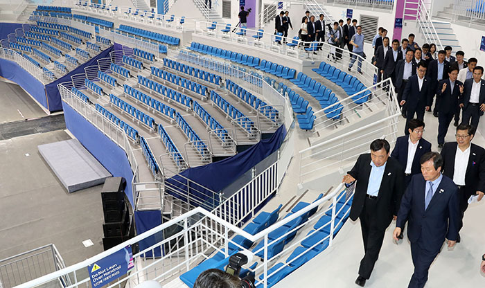 Culture Minister Do Jong-hwan (front, right) walks around the Gangneung Ice Arena in Gangneung, Gangwon-do Province, where figure skating and speed skating will take place at next year's PyeongChang 2018 Olympic and Paralympic Winter Games.