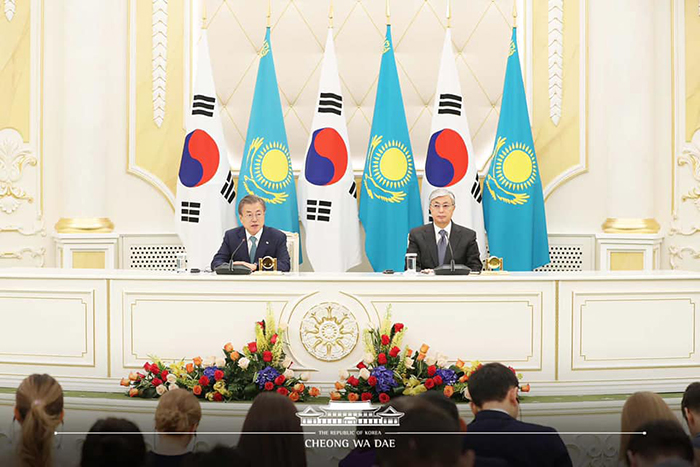 President Moon Jae-in (left) on April 22 attends a joint news conference with Kazakh President Kassym Jomart Tokayev at the Ak Orda Presidential Palace in Nursultan, Kazakhstan.