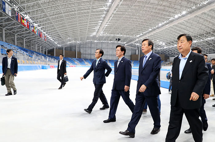 Minister of Culture, Sports and Tourism Do Jong-hwan (second from right) visits the Gangneung Oval to check on progress before next year's PyeongChang 2018 Olympic and Paralympic Winter Games, in Gangneung, Gangwon-do Province, on June 20.