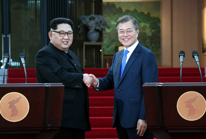 Chairman of the State Affairs Commission Kim Jong Un (left) and President Moon Jae-in shake hands after announcing the Panmunjeom Declaration at the Peace House in the Panmunjeom Truce Village on April 27. (2018 Inter-Korean Summit Press Corps)