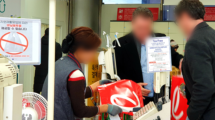 대형마트와 슈퍼마켓에서 일회용 비닐봉투 사용이 금지되고 있는 가운데 9일 롯데마트 서울역점에서 외국인들이 장을 보고 종이봉투를 구매해 계산하고 있다.