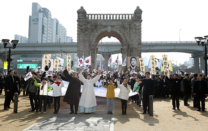Numerous events in 179 countries are scheduled to mark the centennial anniversary of both the March First Independence Movement of 1919 and the establishment of the Korean Provisional Government in Shanghai China. The photo here shows an event on March 1, 2018, commemorating the movement’s 99th anniversary in front of Dongnimmun (Independence) Gate at Seodaemun Prison in Seoul. (Korea.net DB)