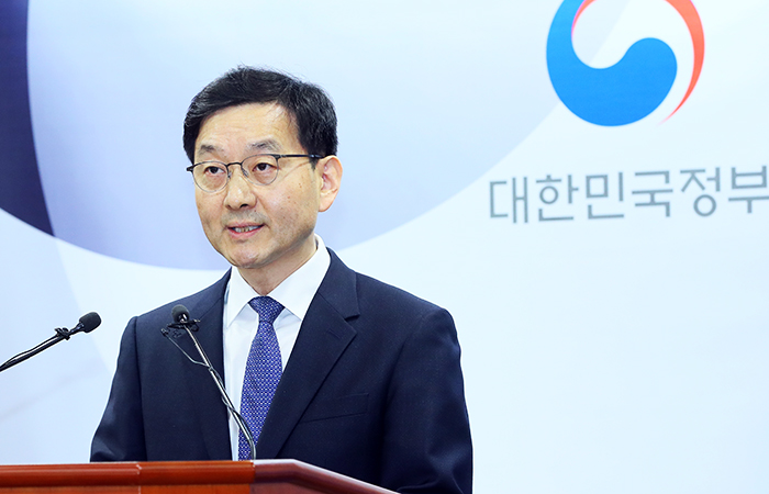 Yoon Chang-yul, head of social policy coordination under the Office for Government Policy Coordination, announces on April 12 at the Government Complex-Sejong that the World Trade Organization has upheld Korea's ban on Japanese seafood sourced from areas near Fukushima. (Yonhap News)