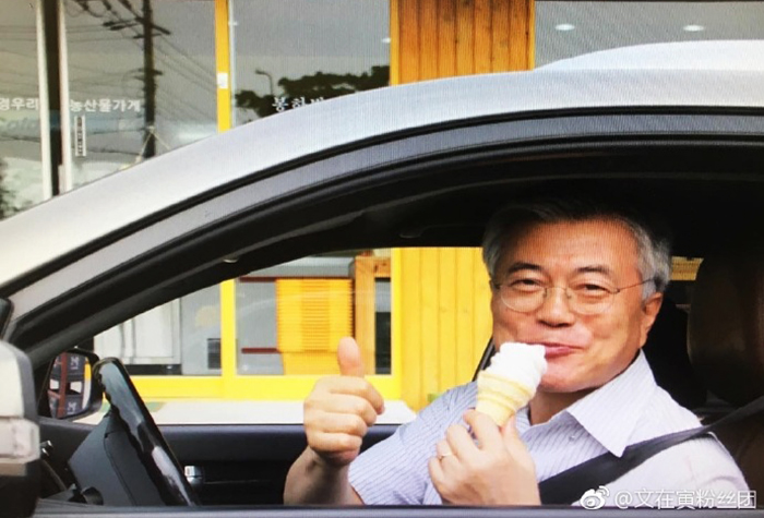 A photo of President Moon Jae-in eating ice cream in his car is uploaded to Weibo on May 15. (Moon Jae-in Weibo fan page)