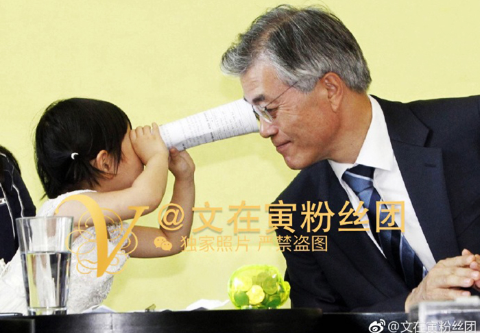 President Moon makes eye-contact with a future voter. The photo was uploaded to a Weibo fan page of the new Korean president on May 17. (Moon Jae-in Weibo fan page)