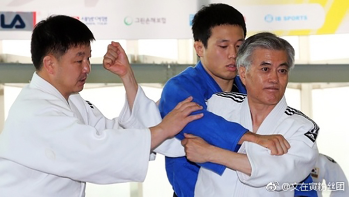 President Moon Jae-in (right) practices a martial art. The photo was shown on a Weibo fan page on May 16. (Moon Jae-in Weibo fan page)