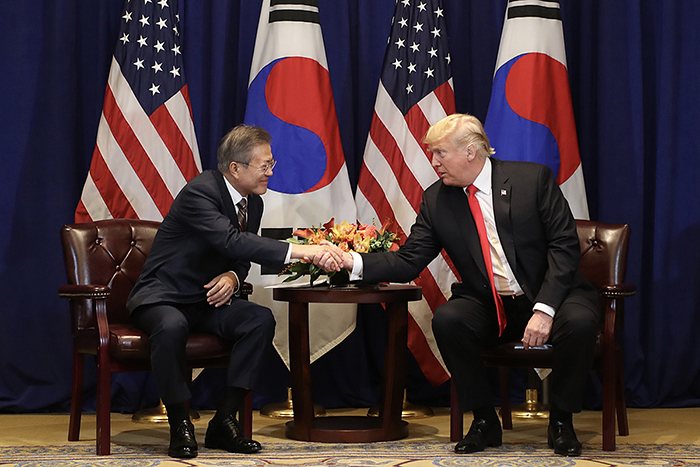 President Moon Jae-in (left) and U.S. president Donald Trump shake hands before their meeting at the Lotte New York Palace hotel in New York on Sept. 24. (Cheong Wa Dae)