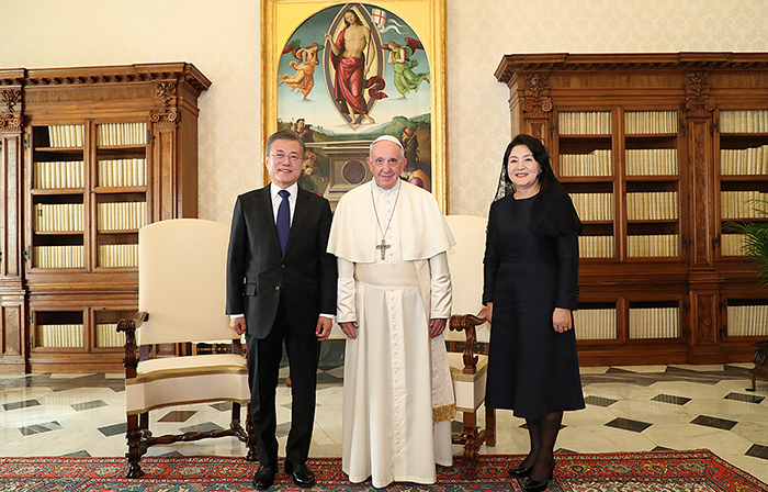 President Moon Jae-in (left) and first lady Kim Jung-sook take a commemorative photograph with Pope Francis at the Apostolic Palace on Oct. 18.