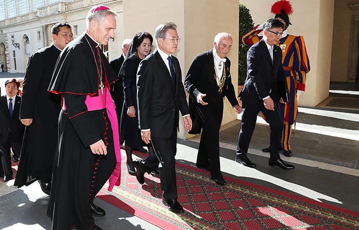 President Moon Jae-in (second from left) and first lady Kim Jung-sook are welcomed by Archbishop Georg Gänswein and officials during their official visit to Vatican.