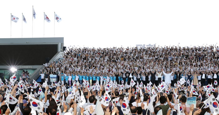 Participants in the government ceremony to mark the nation’s 73rd Liberation Day wave the national Taegeukgi flag at the National Museum of Korea in Seoul on Aug. 15.