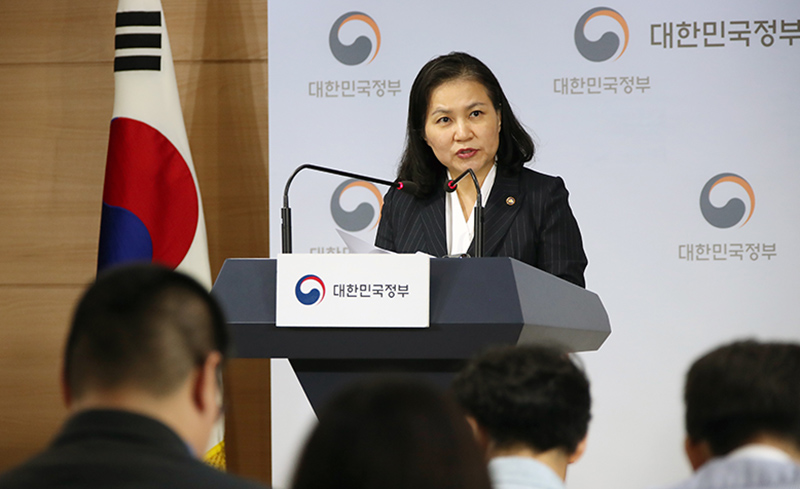 Trade Minister Yu Myung-hee, Korea's top free trade negotiator from the Ministry of Trade, In, announces on Sept. 11 at Government Complex Seoul that the government will file a complaint with the World Trade Organization over Japan's export curbs. (Yonhap News)
