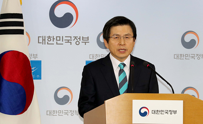 Acting President and Prime Minister Hwang Kyo-ahn vowed to push for seamless policy coordination with the newly launched U.S. administration. He held press conference on Jan. 23. (Photo: Yonhap News)