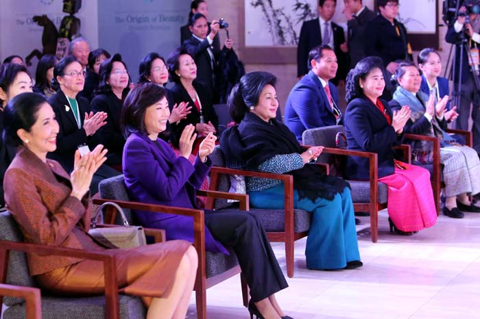 ASEAN first ladies at the ASEAN-Korea Commemorative Summit enjoy a show at the Busan Museum of Art on December 12. 