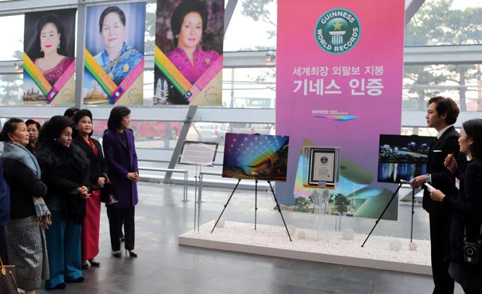 First ladies from ASEAN listen as actor Jang Keun-suk (right) gives an explanation about the exhibit at the Busan Cinema Center in Busan on December 12. 