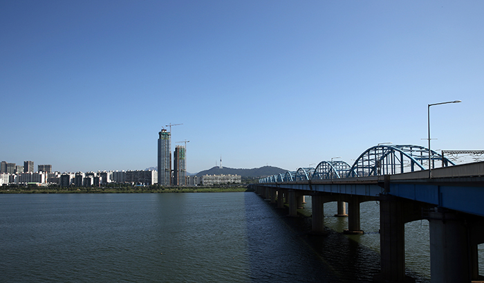 Seoul as seen from the Hangang River at the Dongjak Bridge on August 8. (photo: Jeon Han) 