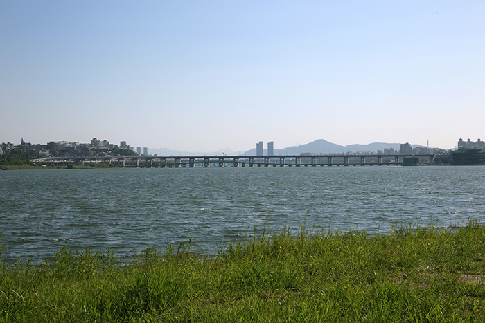 The Banpo and Jamsu Bridges, as seen from the banks of the Hangang River at the Dongjak Bridge, on August 8. (photo: Jeon Han) 