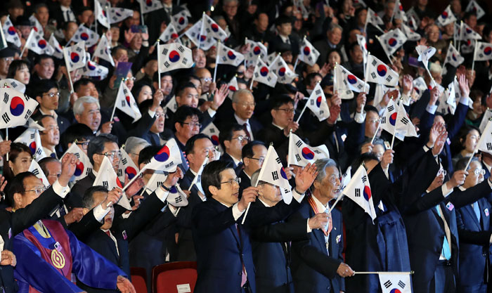 Attendees of the March 1st Independence Movement Day commemorating ceremony shout "daehanminguk manse" (meaning "Long Live Korea") together (photo: Jeon Han Korea.net Photographer).