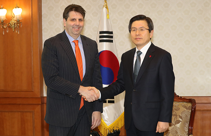 South Korea's Acting President and Prime Minister Hwang Kyo-ahn (right) shakes hands with outgoing U.S. Ambassador to South Korea Mark Lippert before their talks at the central government complex in Seoul on Jan. 17.