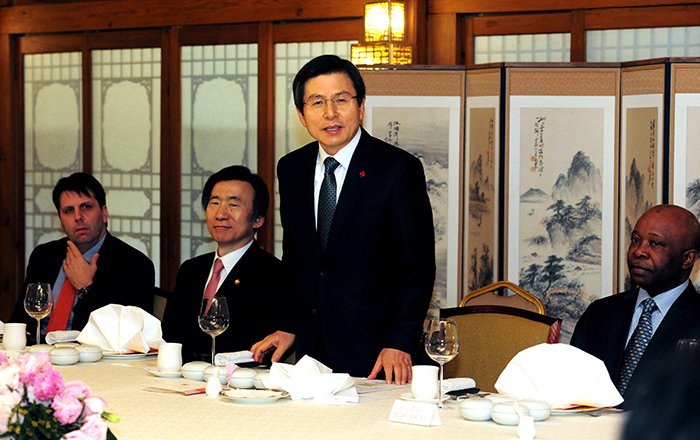 South Korea's Acting President and Prime Minister Hwang Kyo-ahn (second from right) speaks during a meeting with foreign ambassadors at his official residence in Seoul on Jan. 17, 2017, in this photo, provided by the prime minister's office.