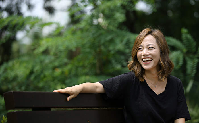 Actress Yoon Jin-sung smiles during an interview with Korea.net. (photo: Jeon Han)
