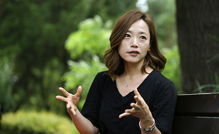 Actress Yoon Jin-sung says, “Being an actress poses endless questions about my life and about myself.” (photo: Jeon Han)