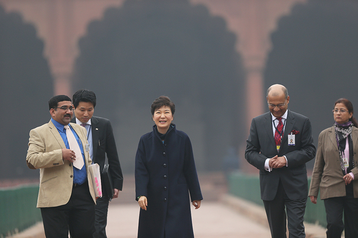 President Park Geun-hye is led to the Diwan-i-Am, the Hall of Audience, at the Red Fort in Delhi, India, on January 17. (Photo: Jeon Han)