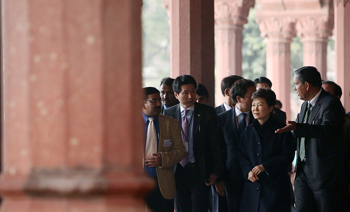 President Park Geun-hye (second from right) listens to the guide’s explanation as she admires the red sandstone pillars inside the Red Fort in Delhi, India, on January 17. (Photo: Jeon Han)
