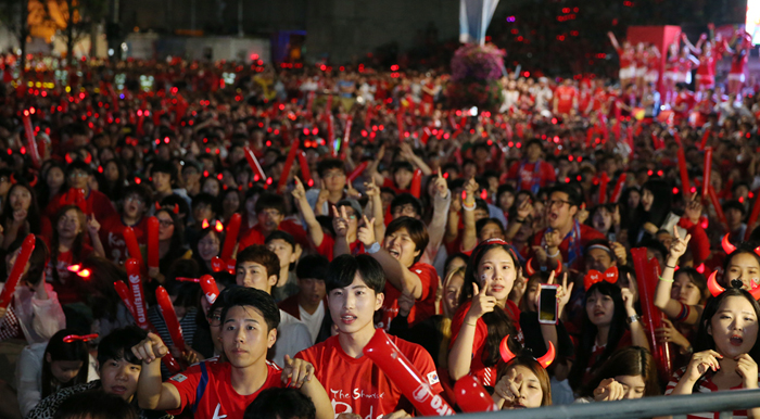 Members of the Red Devils cheering squad wear red T-shirts in support of Team Korea at Gwanghwamun Square on the morning of June 23. (photo: Jeon Han) 