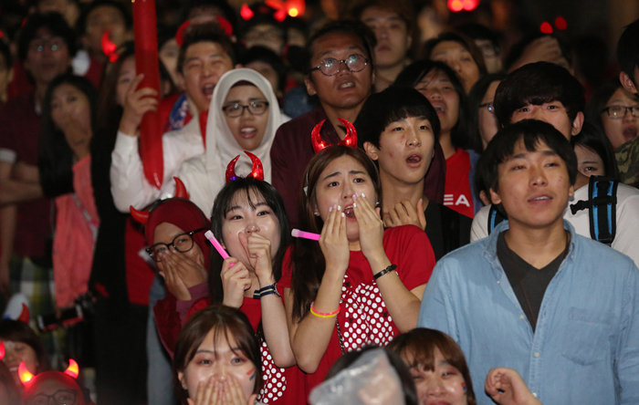 Anxious fans cry out in relief as the Korean national soccer team narrowly blocks an Algerian attack. (photo: Jeon Han) 