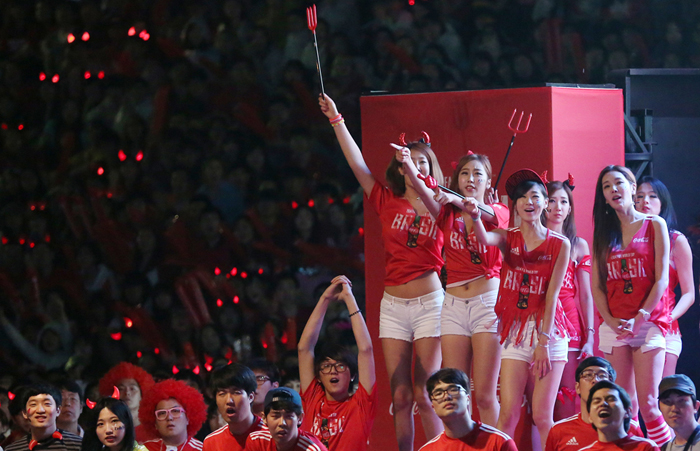 The Red Devils cheering squad wears red T-shirts, horns and wigs to show its support for Team Korea on the morning of June 23. (photo: Jeon Han) 