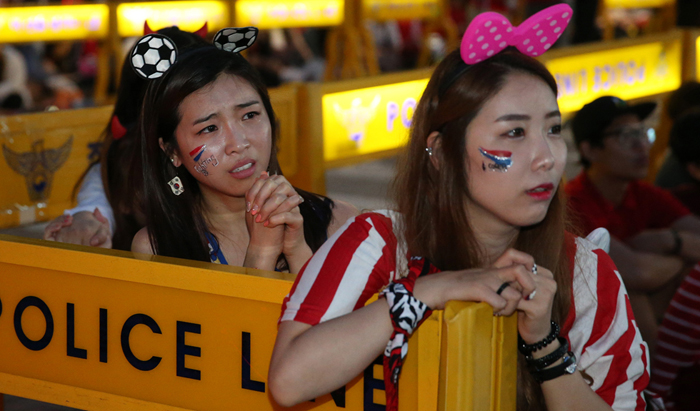 Fans in Gwanghawmun Square eagerly watch the game against Algeria, longing for a Korean victory. (photo: Jeon Han) 