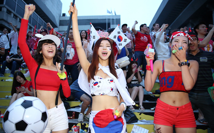 Fans stand up and cheer as Korean midfielder Son Heung-min scores a goal in the 50th minute of the game between Korea and Algeria. (photo: Jeon Han) 