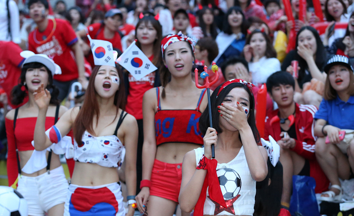  Fans express their disappointment as the national soccer team narrowly misses a chance against Algeria. (photo: Jeon Han) 