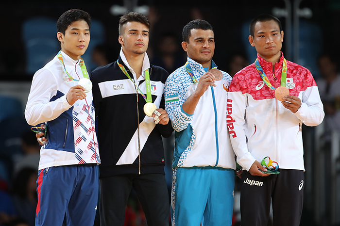 An Ba-ul (left) of Korea, silver medal, Fabio Basile of Italy, gold medal, Rishod Sobirov of Uzbekistan, bronze medal, and Masashi Ebinuma of Japan, bronze medal, pose on the podium during the medal ceremony for the men's -66kg of the Rio 2016 Olympic Games Judo events at the Carioca Arena 2 in the Olympic Park in Rio de Janeiro, Brazil, Aug. 7. (Yonhap News)