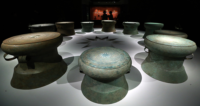 Bronze drums in a variety of sizes and shapes capture the eyes of visitors as they enter the exhibition hall. These drums are decorated with a sun in the center and are engraved with various other decorative patterns. (photo: Jeon Han)