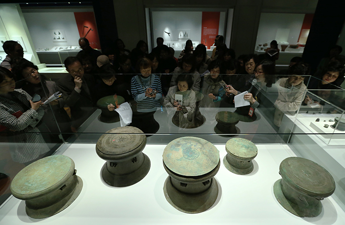 Visitors admire ancient Vietnamese bronze drums. Dong Sun culture originated along the middle reaches of northern Vietnam's Red River and developed into one of East Asia's most sophisticated Bronze Age cultures. (photo: Jeon Han)