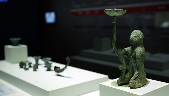 A bronze lamp is shaped like a human body. (photo: Jeon Han)