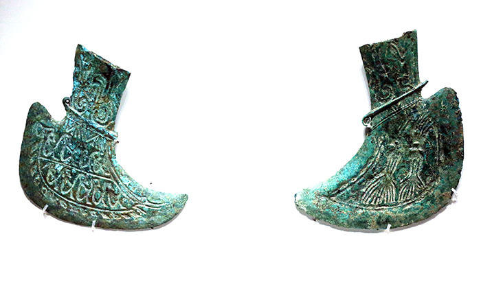 Bronze Vietnamese Dong Son-era axe heads are decorated with ornamental patterns. (photo: Jeon Han)
