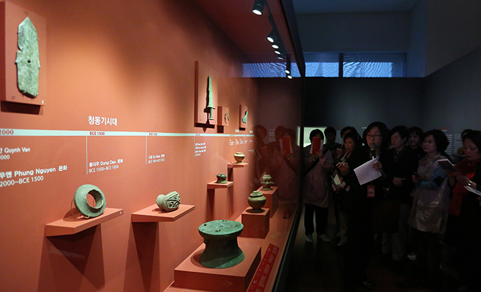 Visitors admire the artifacts from ancient Vietnam. (photo: Jeon Han)