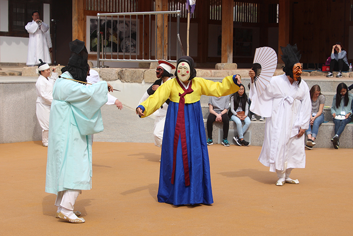 The <i>Hahoe byeolsingut talnori</i> is an outdoor mask play designed to please the gods. The play is a satire, criticizing the upper classes, such as the <i>yangban</i> and <i>seonbi</i> scholars of Joseon society.