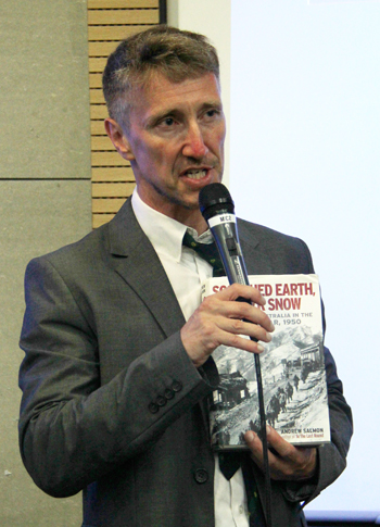 Andrew Salmon speaks at the lecture (photo: Limb Jae-un).
