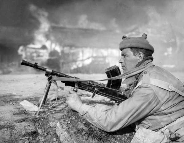 A Highlander sets up his machine gun during the fight for Sariwon, North Korea in the winter of 1950 (photo courtesy of State Library of Victoria).