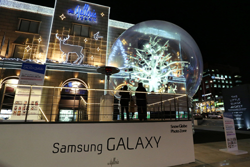 Christmas decorations near the Galleria Department Store East in Cheongdam-dong attract many people every year (photo by Jeon Han). 