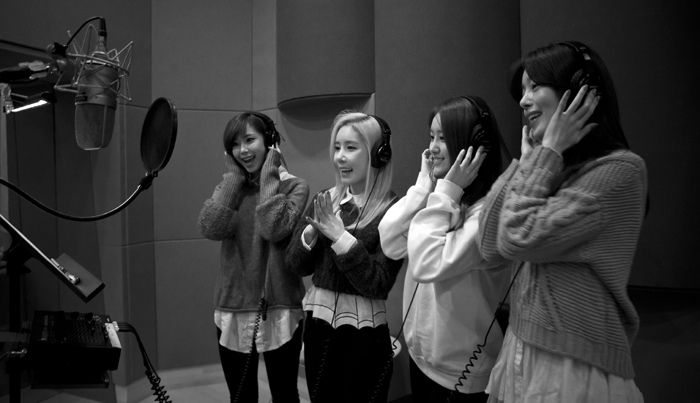 걸그룹 시크릿 멤버들이 '마음을 이어주는 세계인의 노래, 아리랑 4집’ 녹음에 참여하고 있다. (사진제공: 전통공연예술진흥재단)